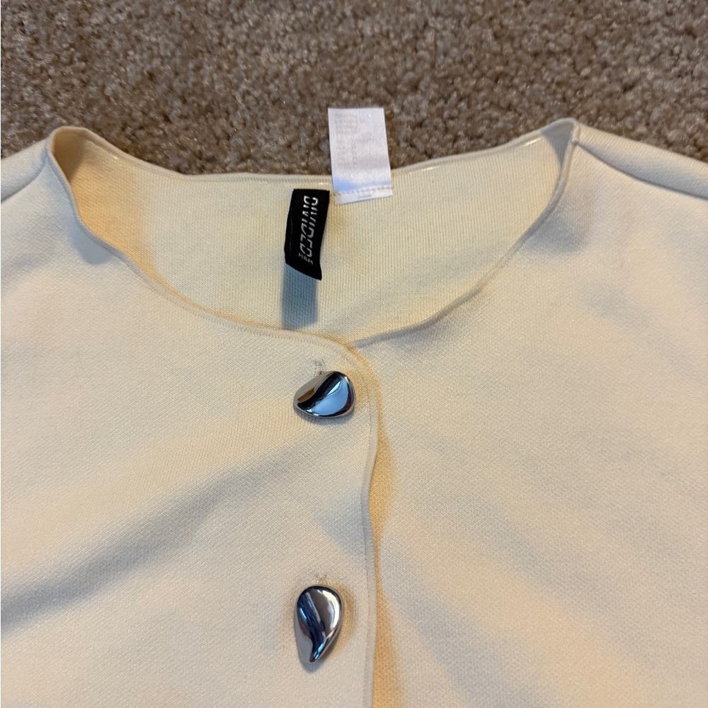H&M Sleeveless Button Front Knit Top - Picture 4 of 7